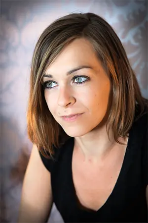 Intervju sa autorkom romana „Srećni ljudi čitaju i piju kafu‟ Anjes Marten-Ligan - slika 1