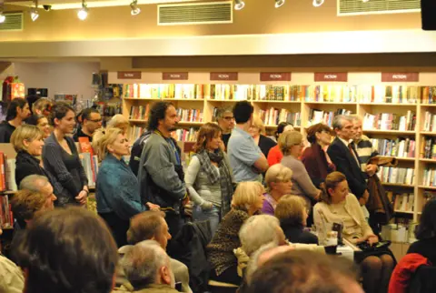 Svečano potpisivanje novog romana Vuka Draškovića „Tamo daleko“ - slika 1