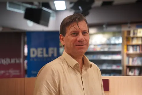 Književnost za decu nas priprema i ojačava za svet koji nas čeka: Dejan Aleksić predstavio knjigu „Džinovi, strašila i Nešto Treće“ - slika 1