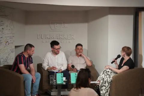 Sećanja na jedno prijateljstvo i jedan Beograd koji kroz tekst pulsiraju u zavodljivom ritmu: Predstavljena knjiga „Lusi“ Bojana Savića Ostojića - slika 1