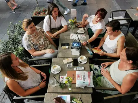 Nil Gejmen na okupljanju u knjižari u Knez Mihailovoj - slika 3