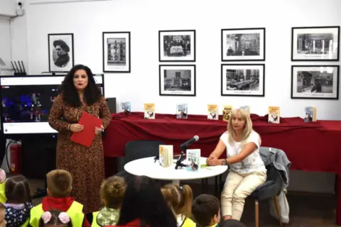 Lela Stojanović u Leskovcu i Nišu - slika 1