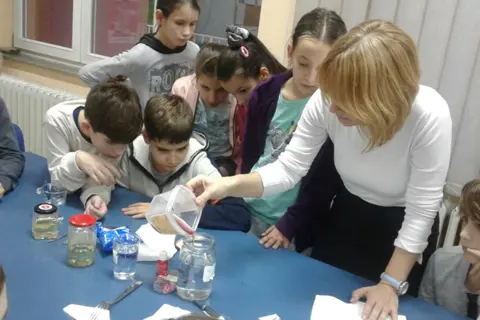 Eksperimenti iz knjige „Urnebesna hemija“ oduševili školarce - slika 2