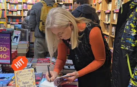 Kruna veličanstvene godine: Ljiljana Šarac sa svojim čitaocima u Delfi knjižari na Banovom brdu - slika 1