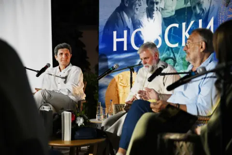 O ljubavi i neprestanim traganjem za istinom: mnogobrojna publika na promociji knjige vladike Grigorija u Kući nobelovca Ive Andrića - slika 1