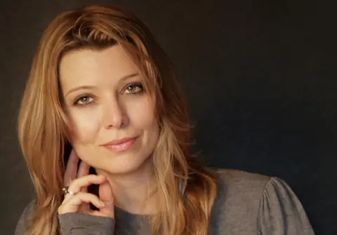 Intervju sa Elif Šafak, autorkom romana „Čast“: U Turskoj muškarci pišu, a žene čitaju. Želela bih da se to promeni - slika 1