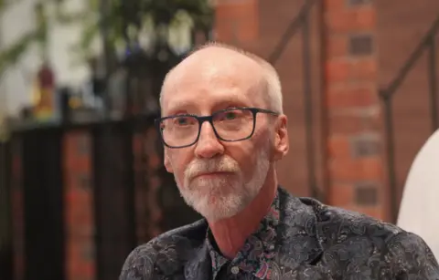 Stiven Erikson: Potrebna mi je tama da bih mogao da stvorim svetlo - slika 1