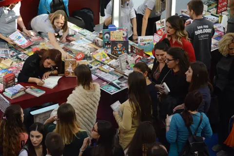 Posetioci Sajma knjiga su dokazali svoju ljubav prema knjizi i poslednjeg dana - slika 2