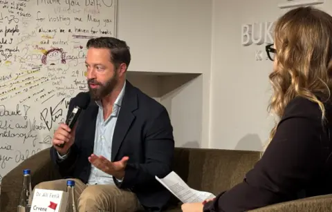 O granicama, diktatu savršenosti, samopouzdanju i autentičnosti na druženju sa dr Alijem Fenikom, autorom knjige „Crvene zastavice, zelene zastavice“, u knjižari Delfi SKC - slika 1