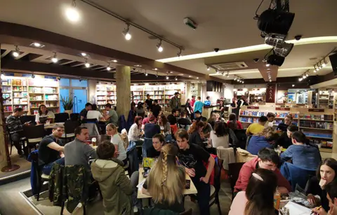 Tesna pobeda „Westeros Uniteda“ u Delfi Café timskom kvizu o poznavanju „Igre prestola“ - slika 1