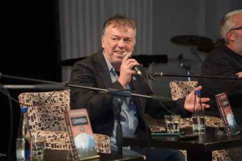 Trijumf književnosti – održana promocija „Solunske 28 – O seksu, drogi i rokenrolu“ - slika 1