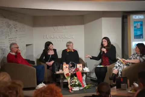 Zabavne priče iz frizerskog salona – predstavljena knjiga „Ko te šiša!“ - slika 1