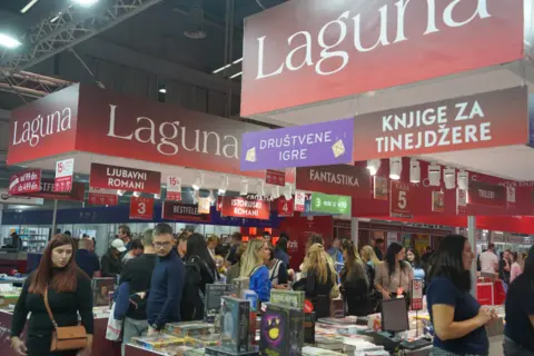 Marijana Čanak, Tanja Stupar Trifunović i Vesna Radusinović u ponedeljak na štandu Lagune - slika 1