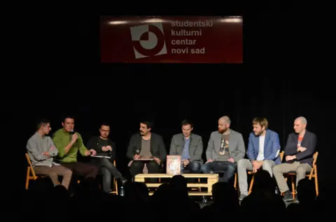 Nezaboravno veče uz Njuz.net u Novom Sadu – Novosađani oduševljeni „Pravom istorijom sveta“ - slika 1