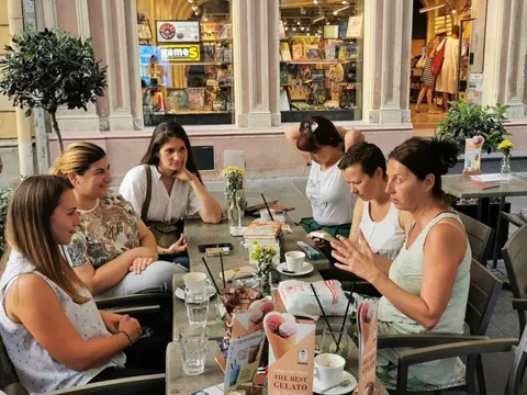 Nil Gejmen na okupljanju u knjižari u Knez Mihailovoj - slika 2