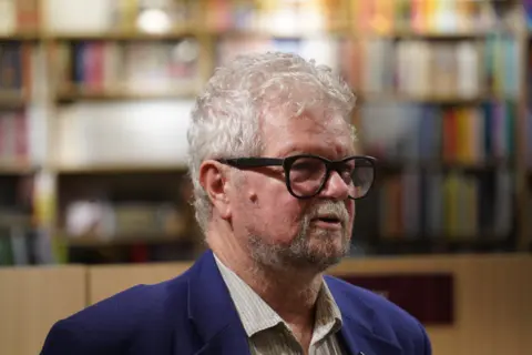 O porodicama – bez zadrške, pardona, emotivno i iskreno: Promovisana nova knjiga Branka Anđića „Da si dobra, i Bog bi te imao“ - slika 1