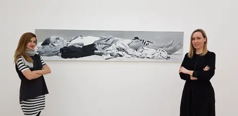 Urednica u Laguni, Jasmina Radojičić, kao model na slikama umetnice Jelene Marjanović u okviru ciklusa „Roba“ - slika 1