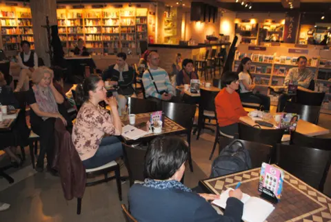 Održana tribina o romanu „Želja da se bude kao svi drugi“ Frančeska Pikola - slika 2