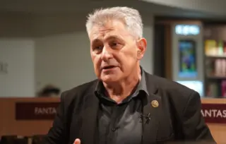 „Usud i život ljudi na granici i oko nje“: Mirko Demić predstavio „Nebesku divanhanu“ u knjižari Delfi SKC