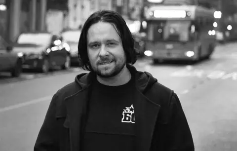 Osvrt na roman „E baš vam hvala“: između dve dimenzije - slika 2