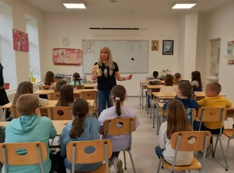 Lela Stojanović sa mladim čitaocima u Niškoj Banji - slika 1