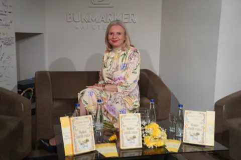 O mirisu detinjstva, hrabrim ženama i ljubavi i dobroti koja ne poznaje godine ni granice: predstavljen novi roman Ljiljane Šarac „Buket žutih ruža“ - slika 1