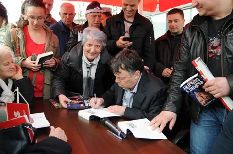 Promocija dopunjenog izdanja „Fajronta u Sarajevu“ pred mnogobrojnim Banjalučanima - slika 1