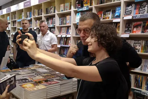 Van Gogh se družio sa fanovima u Delfi knjižari „Jovan Jovanović Zmaj“ u Novom Sadu - slika 3