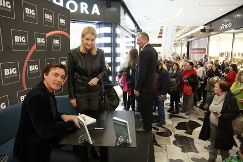 Siniša Ubović promovisao novu knjigu „Jači od bola“ u Big Fashion šoping centru u Beogradu - slika 2