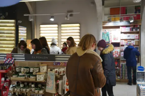 Kada decembar zamiriše na novu knjigu: Druženje s piscima, osmesi i novi naslovi obeležili 33. Noć knjige - slika 1