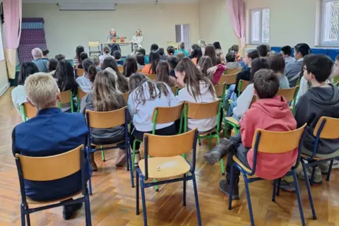 Ljiljana Šarac održala promociju knjige „Nije mi ovo trebalo“ u OŠ „Braća Jerković“ - slika 2