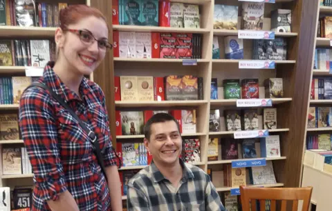 Marčelo dva sata potpisivao novu knjigu „Higijena nesećanja“ u Nišu - slika 1