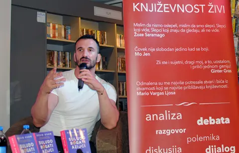 Druženje sa „Suludo bogatim Azijcima“ u okviru Laguninog književnog kluba - slika 2