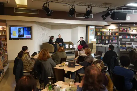 Kontroverzni autor oko kojeg se danas ponovo polemiše: Selinov roman „Rat“ bio tema Laguninog književnog kluba - slika 2