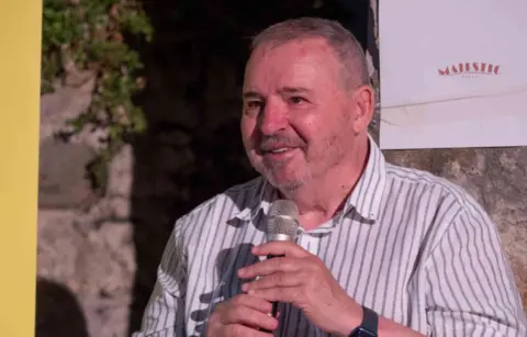 Kada bi me neko pitao šta si ti po zanimanju, ja bih rekao – „pričač“ priča: Održano književno veče Gorana Markovića na Trgu pjesnika u Budvi - slika 1