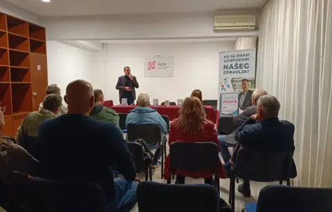 Promocija knjige „Gorka pilula – Mračno naličje farmacije“ Pavla Zelića u Zrenjaninu - slika 1