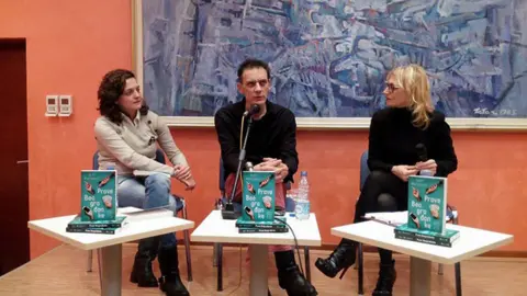 Pisac Igor Marojević razgovarao sa čitaocima u Podgorici o svojim romanima i preimenovanju srpskog jezika - slika 1