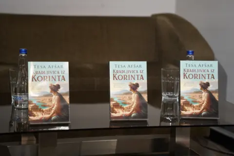 Nežna i uzbudljiva priča o ljubavi, veri i oprostu: Na Laguninom književnom klubu o romanu „Kradljivica iz Korinta“ Tese Afšar - slika 1