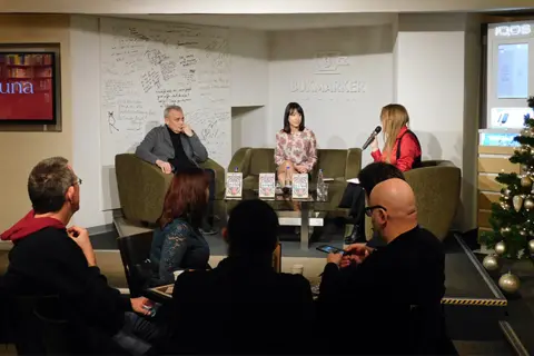 Umetnost živi večno – održana promocija romana „Preko trnja“ legendarnog bas gitariste Riblje čorbe Miše Aleksića - slika 1