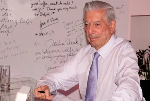 Nezapamćena gužva na potpisivanju knjiga Marija Vargasa Ljose - slika 1