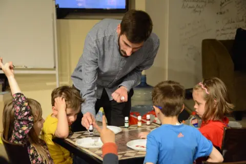 Radionice, eksperimenti, smeh i drugarstvo obeležili drugi dan Dečjih dana kulture - slika 5