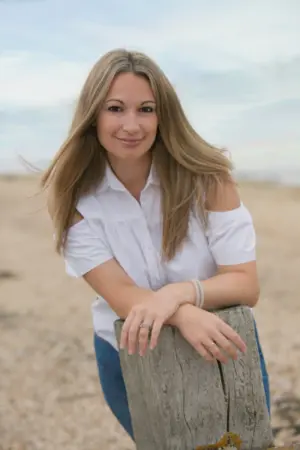 Upoznajte Lornu Kuk, autorku romana „Skrivena pisma“: Trenutno sam u haosu - slika 1