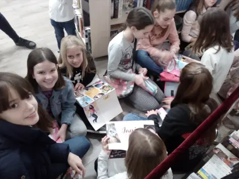 Jana Dačović se družila sa svojim fanovima u Novom Sadu - slika 1