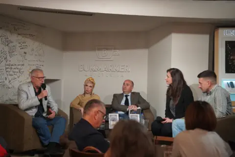 Knjiga koja postavlja pitanja – predstavljen „Otac“ Bojana Ljubenovića - slika 1