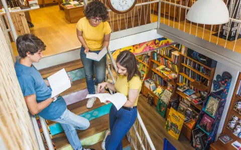 teenagers-studying-stairs-text-2