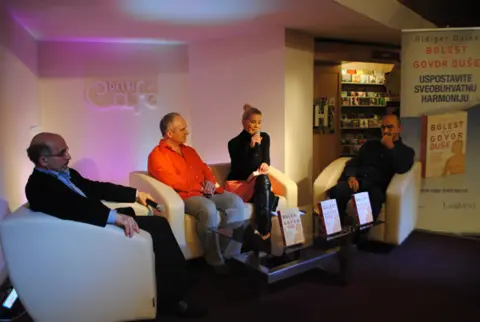 Pred mnogobrojnom publikom sinoć je održana promocija knjige „Bolest kao govor duše“ - slika 1