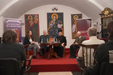 „Pisci ne pišu iz glave, nego iz duše“: Vladimir Kecmanović predstavio knjigu „Oganj i kelija“ u Kripti Crkve Svetog Marka - slika 1