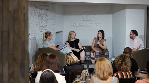 Umetnost kao iskupljenje – održana promocija knjige „Ugasiću svetlo“ - slika 1