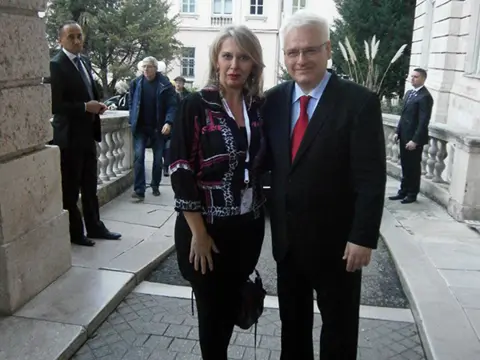 „Žena sa crnim šeširom“ poklon predsedniku Ivu Josipoviću - slika 2