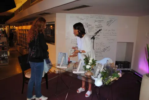 Jelena Bačić Alimpić puna dva sata potpisivala novu knjigu Beograđanima - slika 5